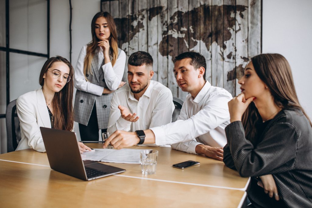 A Contratação de Empresas Estrangeiras sem Funcionamento no Brasil: O Que Muda com a Lei 14.133/2021? 5 group people working out business plan office